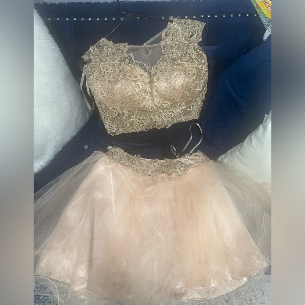 A stylish 2 piece skirt set worn once